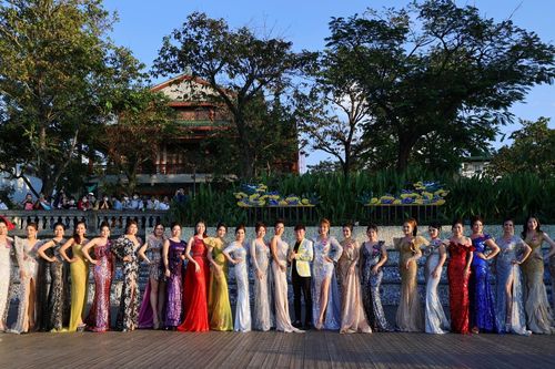 Dàn thí sinh Hoa hậu Doanh nhân Châu Á Việt Nam trình diễn đầy ấn tượng trong phần thi thời trang