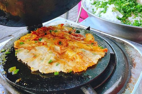 Bánh ép - món ăn vặt siêu hấp dẫn ở cố đô, đi Huế mà không thử là tiếc hùi hụi