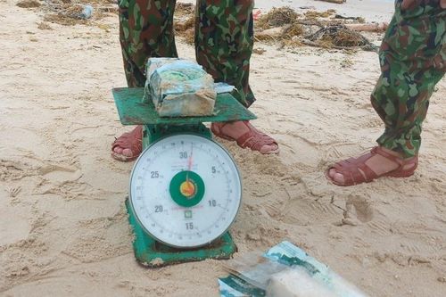 Phát hiện nhiều gói nylon nghi ma túy trôi dạt vào bờ biển