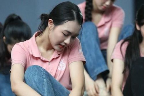 Những cô gái lần đầu đi giày hoa hậu cao 20 cm