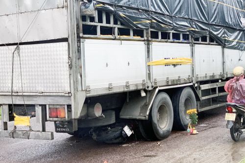 Ô tô tải lùi trên quốc lộ, cuốn xe máy vào gầm làm 3 người chết