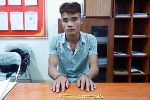 Ném cát vào mặt chủ tiệm vàng để cướp tài sản