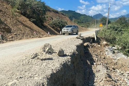 Quốc lộ 16 ở huyện Kỳ Sơn xuất hiện nhiều điểm sạt lở nguy hiểm