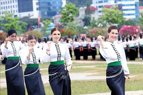 Các thí sinh Hoa hậu Du lịch thế giới trải nghiệm nghệ thuật xòe Thái
