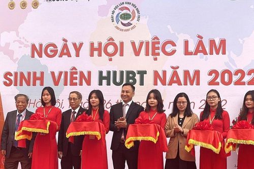 Sinh viên tìm kiếm cơ hội qua Ngày hội việc làm
