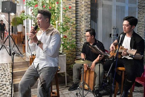 Không gian âm nhạc trong quán ăn