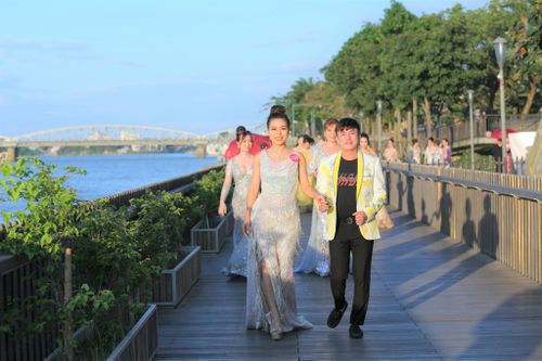 Dàn thí sinh Hoa hậu Doanh nhân Châu Á Việt Nam 2022 'đọ trình' catwalk trong trang phục dạ hội của NTK Tommy Nguyễn