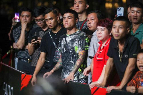 10 triệu một vé nhưng khán giả vẫn chật kín đêm chung kết MMA
