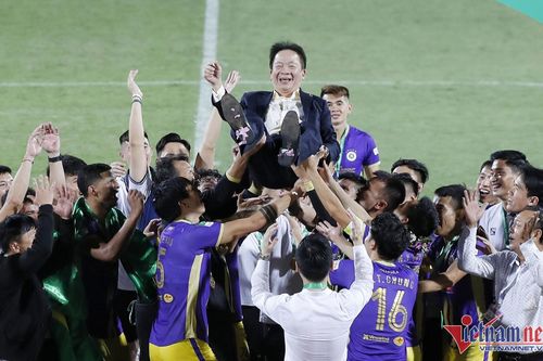 Bầu Hiển cười hết cỡ, ăn mừng cú đúp danh hiệu với Hà Nội FC