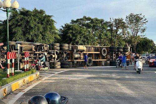 Bình Thuận: Xe đầu kéo container lật giữa vòng xoay quốc lộ