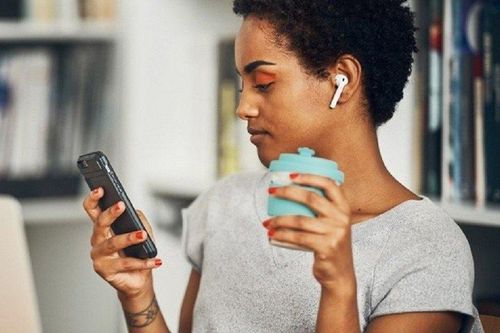 Hơn 1 tỷ người trẻ có nguy cơ mất thính lực vì nghe nhạc kiểu này