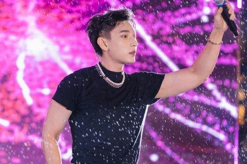 Isaac gặp sự cố âm thanh tại lễ hội văn hóa Việt - Hàn
