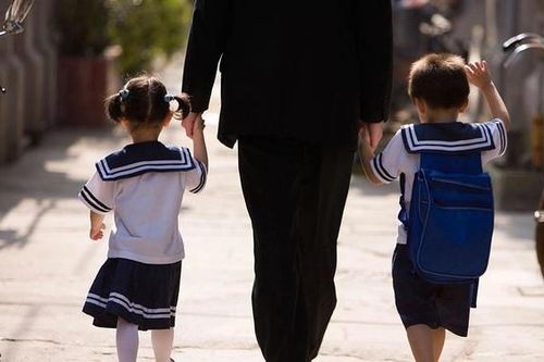 3 điều bố mẹ tránh làm khi đưa đón con đi học