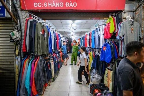 Thu giữ nhiều 'hàng hiệu' giá từ 100 nghìn đồng tại chợ đêm phố cổ Hà Nội