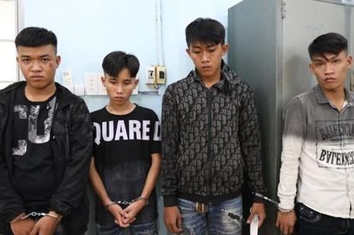 'Đua nóng' bắt nhóm thanh niên mang bịt xịt hơi cay cướp tài sản của nhiều phụ nữ