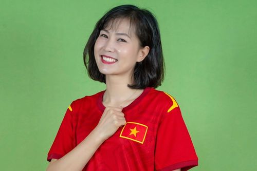 Nữ cầu thủ thay dàn hot girl bình luận World Cup gây sốt mạng xã hội