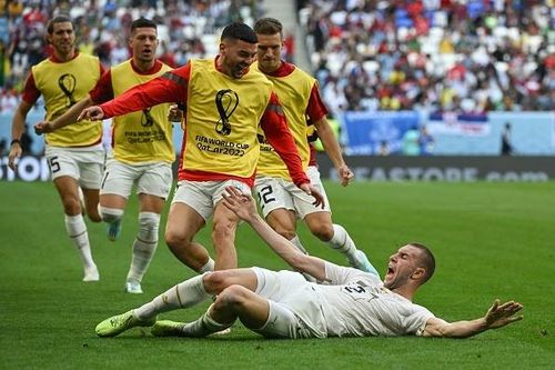 Tiền đạo Serbia bị phạt thẻ dù không thi đấu