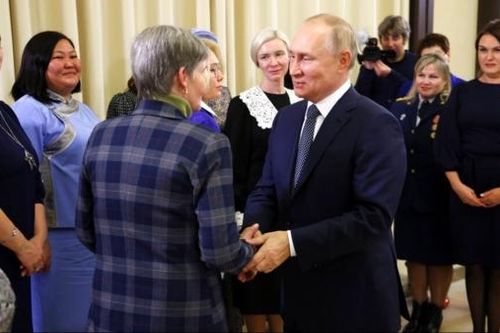 Ảnh ấn tượng tuần (21-27/11): Quân Ukraine nã pháo, Tổng thống Nga Putin quyết đạt mục tiêu chiến dịch, đám cưới cháu ông Biden ở Nhà Trắng