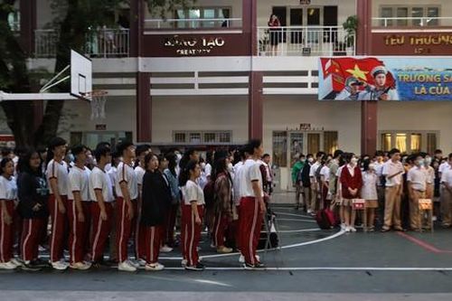 Hiệu trưởng và học sinh Ischool mặc niệm tưởng nhớ nam sinh qua đời