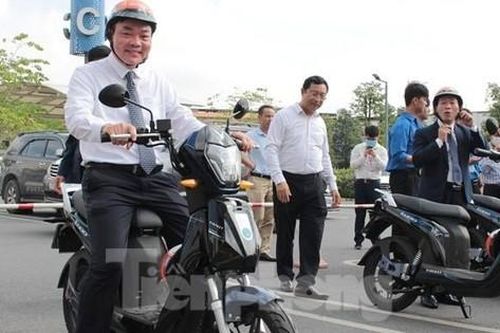 Hành khách đi xe buýt được sử dụng xe điện 2 bánh miễn phí