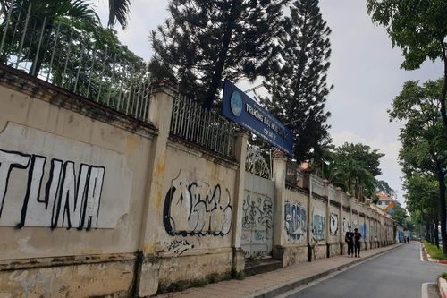 Quảng cáo rao vặt ở TP.HCM gắn dao lam, lưỡi câu để gây khó cho tháo gỡ