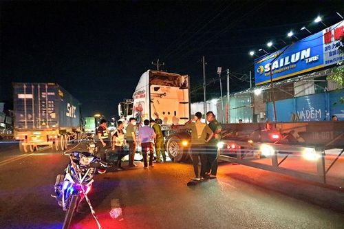 Kiểm sát hiện trường xe máy tông xe đầu kéo, một người tử vong