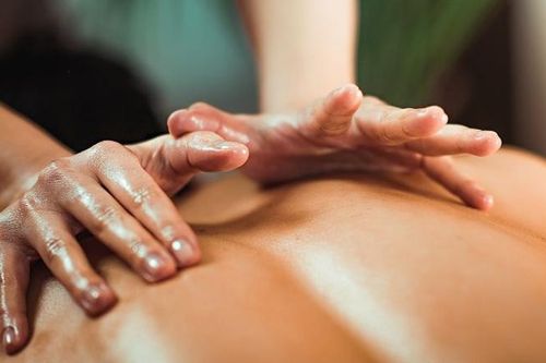 Người phụ nữ đi massage thư giãn nhưng cuối cùng phải cắt nửa thận