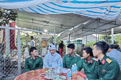 Vụ xe tải lùi cán tử vong 3 người: Nam quân nhân mất cả mẹ và 2 người em