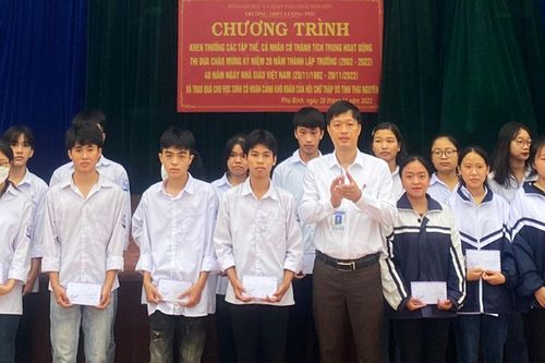 Phú Bình: Tặng quà cho 40 học sinh nghèo