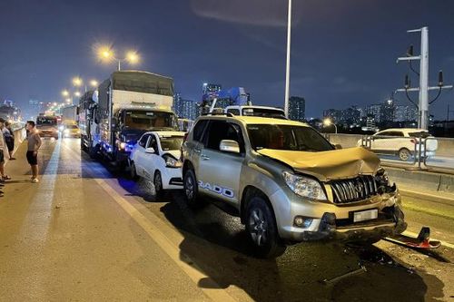Sáu ô tô 'dồn toa' ở đường vành đai 3 trên cao đúng giờ tan tầm