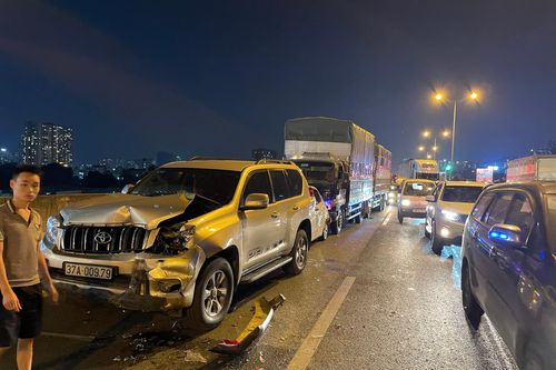 Hà Nội: 6 ô tô tông liên hoàn, đường Vành đai 3 tắc cứng