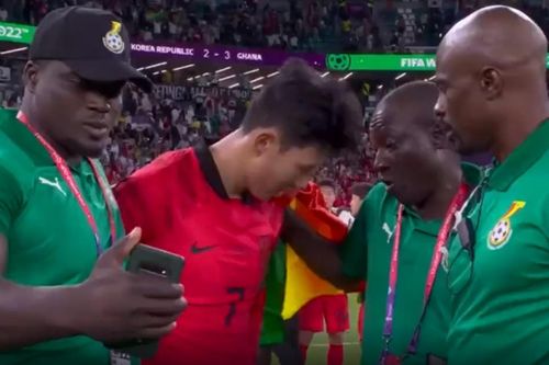 Thành viên tuyển Ghana selfie khi Son Heung-min đang khóc