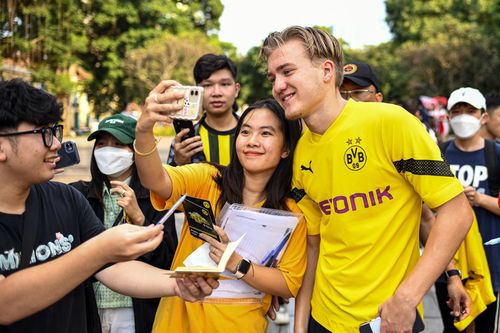 Cầu thủ Dortmund dạo phố bằng xích lô, chụp ảnh chung cùng fan hâm mộ