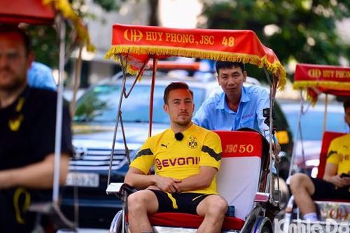 Cầu thủ Dortmund lần đầu trải nghiệm xích lô và dạo quanh Hồ Gươm
