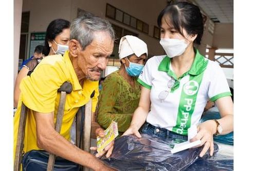 Thăm, khám bệnh và phát quà cho đồng bào các dân tộc tỉnh Trà Vinh