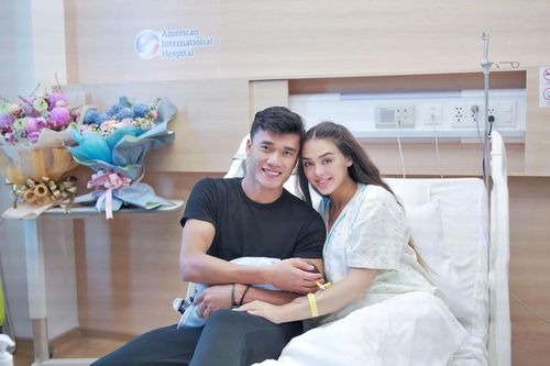 Thủ thành Bùi Tiến Dũng xúc động khoe con trai đầu lòng