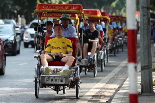 Cầu thủ Dortmund đi dạo phố cổ Hà Nội, thích thú với xích lô Việt Nam