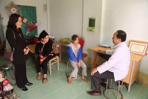 18 học sinh ở Cao Bằng bỗng dưng ngất, khóc thét, co cứng chân tay