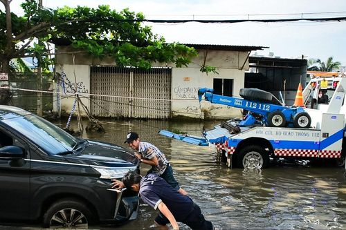 Nước ngập nửa ngày chưa rút ở chung cư TP.HCM