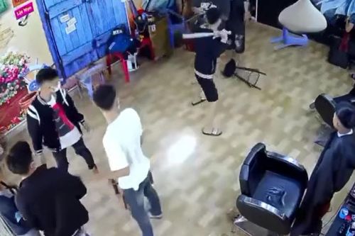 Xác minh vụ nhóm thanh niên bị đánh trọng thương ở tiệm cắt tóc