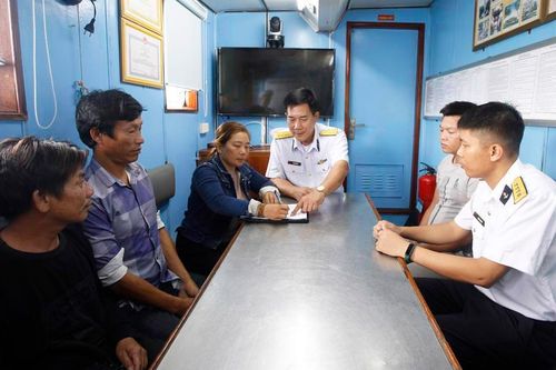 6 ngày trên bãi đá, ngư dân lấy quần áo hứng nước mưa cầm cự