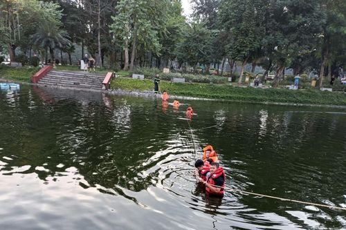 Tìm thấy bé trai rơi xuống hồ trong Công viên Thống Nhất