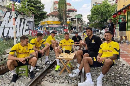 Làm rõ việc một số cầu thủ CLB Borussia Dortmund 'check in' ở khu vực bị cấm