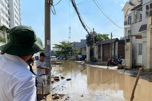 Cận cảnh ngập úng ở khu dân cư sau vụ vỡ cống, nửa ngày vẫn chưa rút
