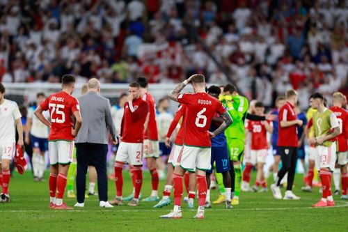 Niềm vui và nỗi buồn sau trận cầu 'sinh tử' Anh-Xứ Wales