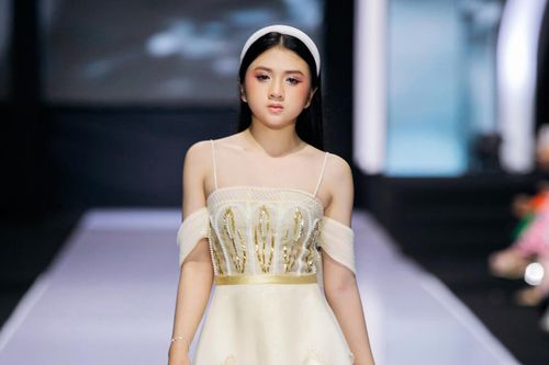 Không thể rời mắt xem 'bản sao nhí' Hoa hậu Hương Giang catwalk với những bộ cánh ngọt ngào