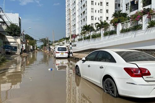 TP.HCM: Nước ngập hơn 12 tiếng chưa rút, phương tiện chết máy la liệt