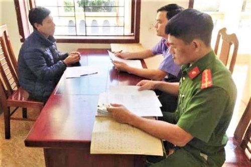 Đình chỉ vụ án phụ huynh vác dao xông vào trường học ép hiệu trưởng quỳ xin lỗi