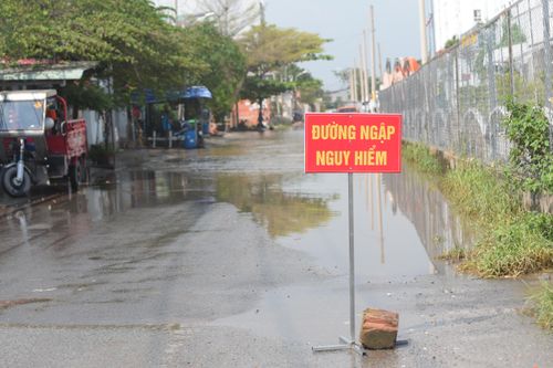 Chật vật hơn 12 tiếng sống chung với ngập ở TP.HCM