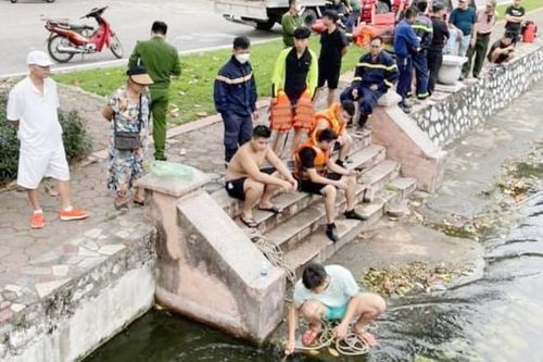 Tìm thấy thi thể bé trai sau gần 3 giờ mất tích ở công viên Thống Nhất, Hà Nội